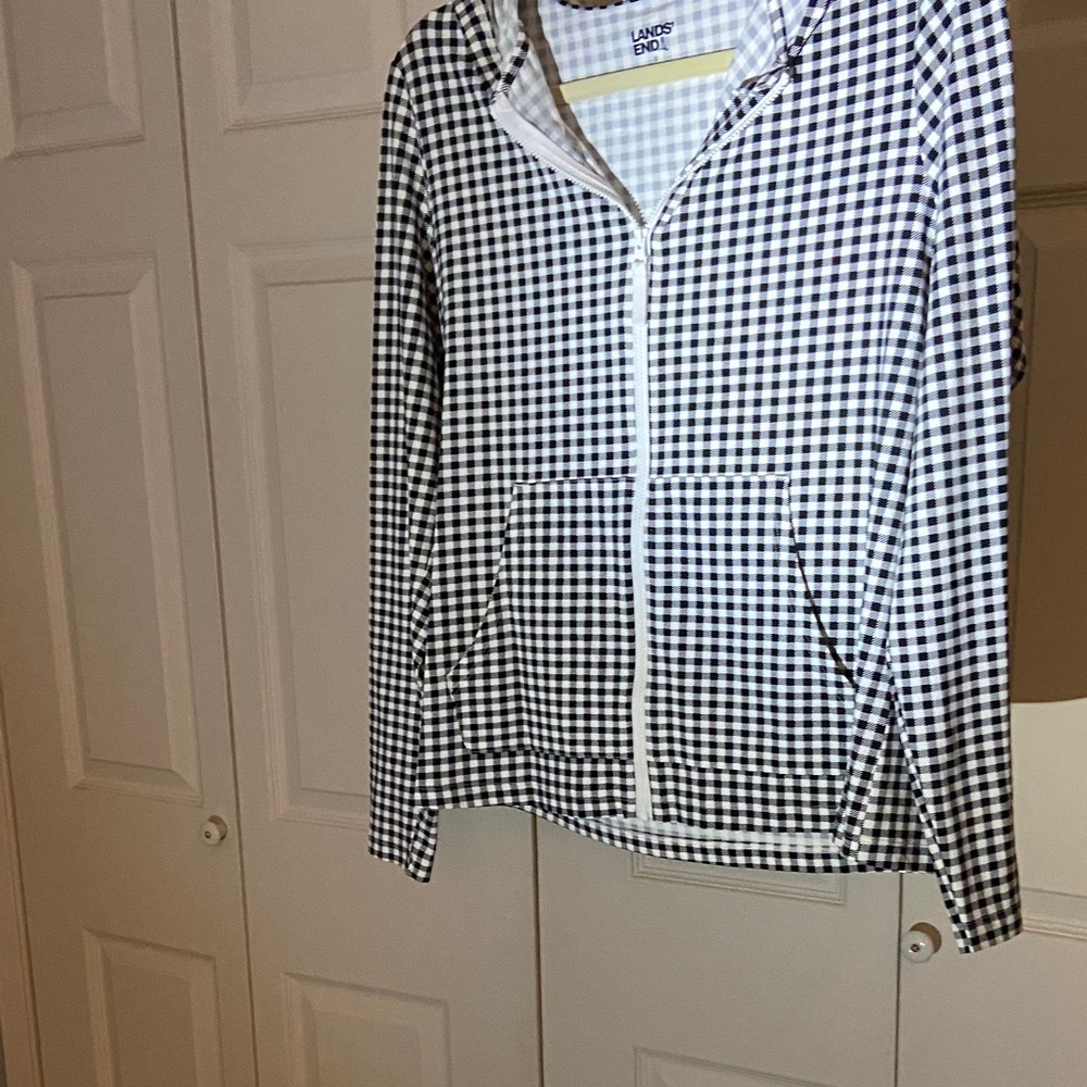 Light weight Land’s End zip front hoodie. Size S but fits like a M. Never worn!